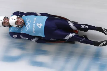 Ruští sáňkaři Vladislav Antonov a Alexandr Denisjev na OH v Pekingu