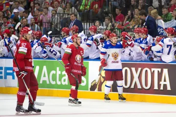 Ruští hokejisté slaví gól v utkání s Běloruskem