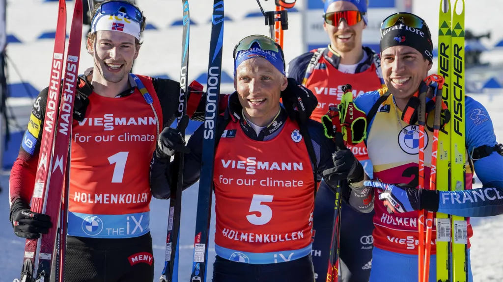 Stupně vítězů po stíhačce v Oslu. Zleva třetí Sturla Holm Laegreid, vítěz Erik Lesser a Quentin Fillon Maillet
