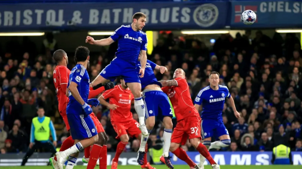 Bronislav Ivanovič střílí gól v prodloužení proti Liverpoolu během Ligového poháru