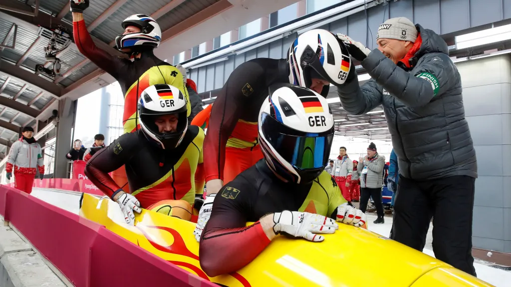 Německý čtyřbob se raduje z olympijského triumfu
