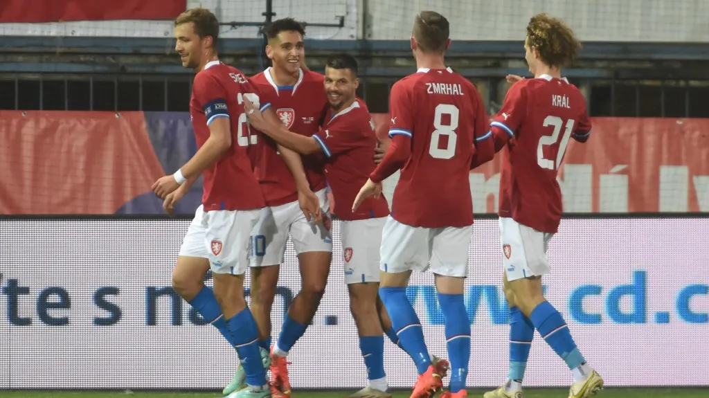 Čeští fotbalisté v čele s Mojmírem Chytilem oslavují gól