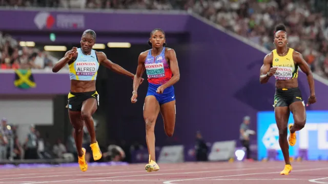 Finále běhu na 100 metrů s vítěznou Jeffersonovou-Woodenovou