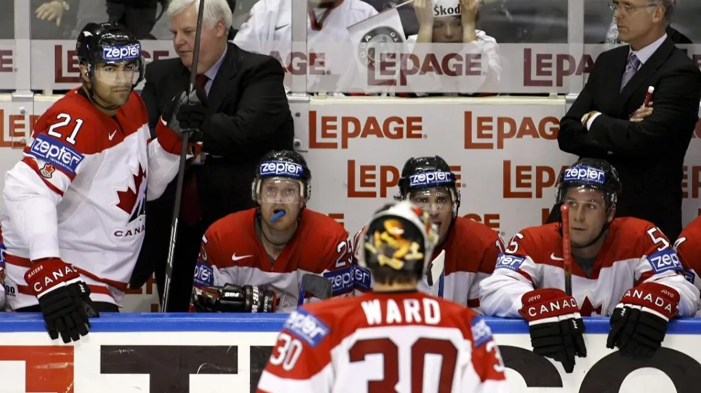 Ken Hitchcock (vlevo) na kanadské střídačce