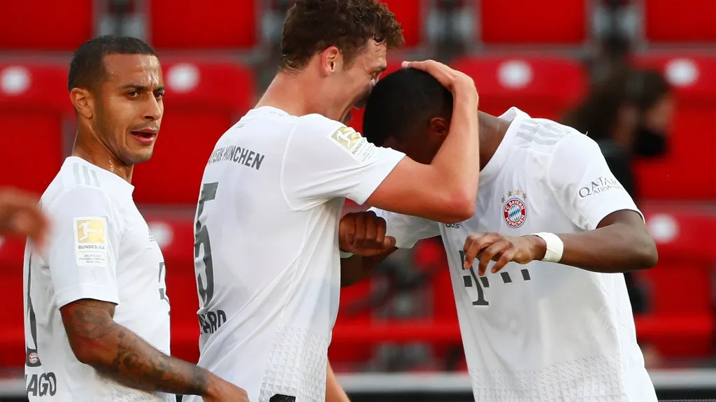 Fotbalisté Bayernu se radují z gólu na stadionu Unionu Berlín