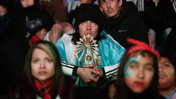 Argentinský fanoušek se soškou Panny Marie a portrétem Lionela Messiho