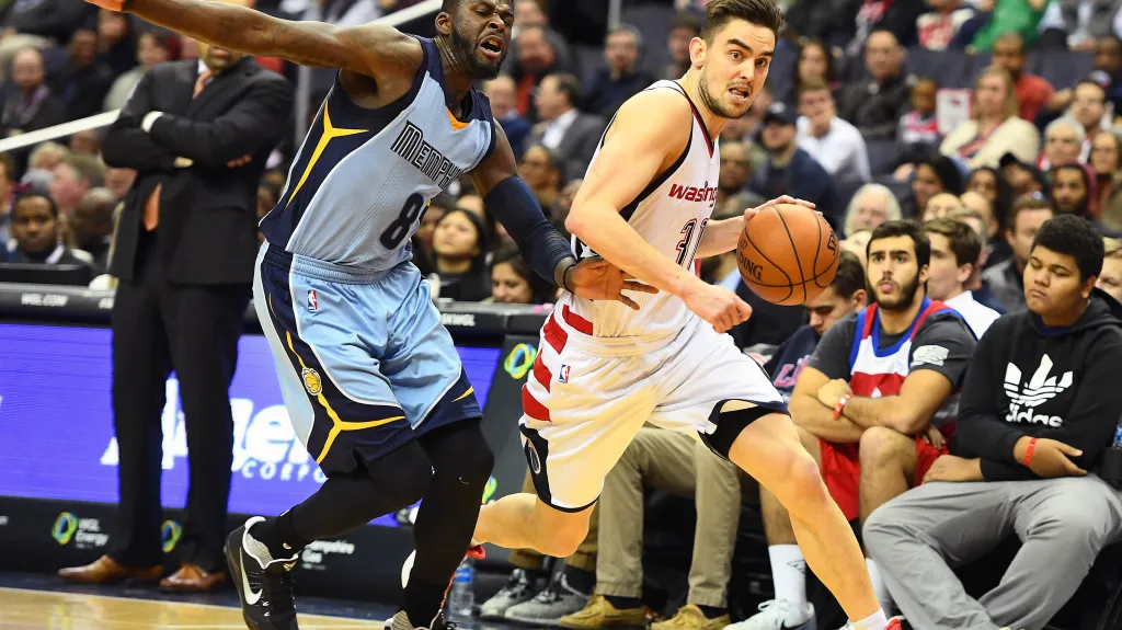 Tomáš Satoranský v utkání s Memphisem