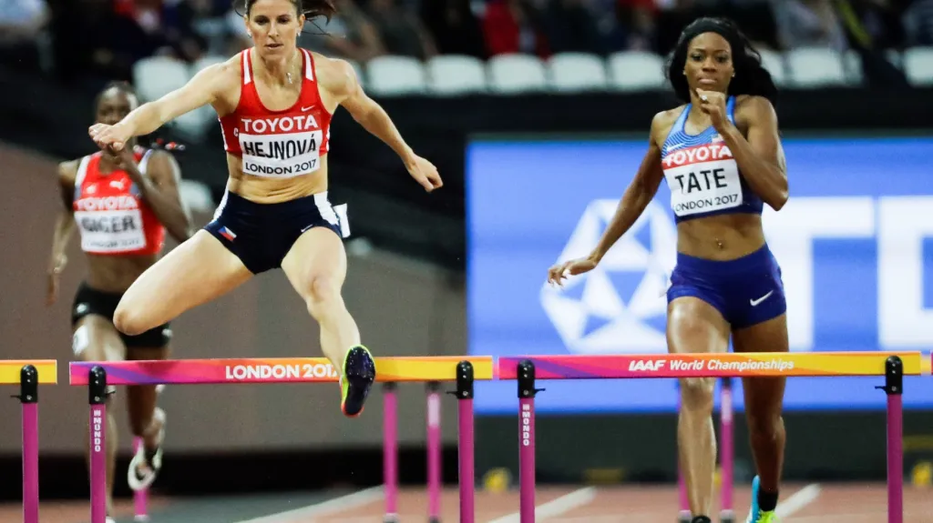 Zuzana Hejnová (vlevo) postoupila do semifinále MS