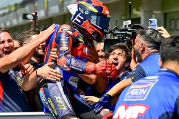 Hakim Danish slaví v Brně vítězství v kategorii Moto3
