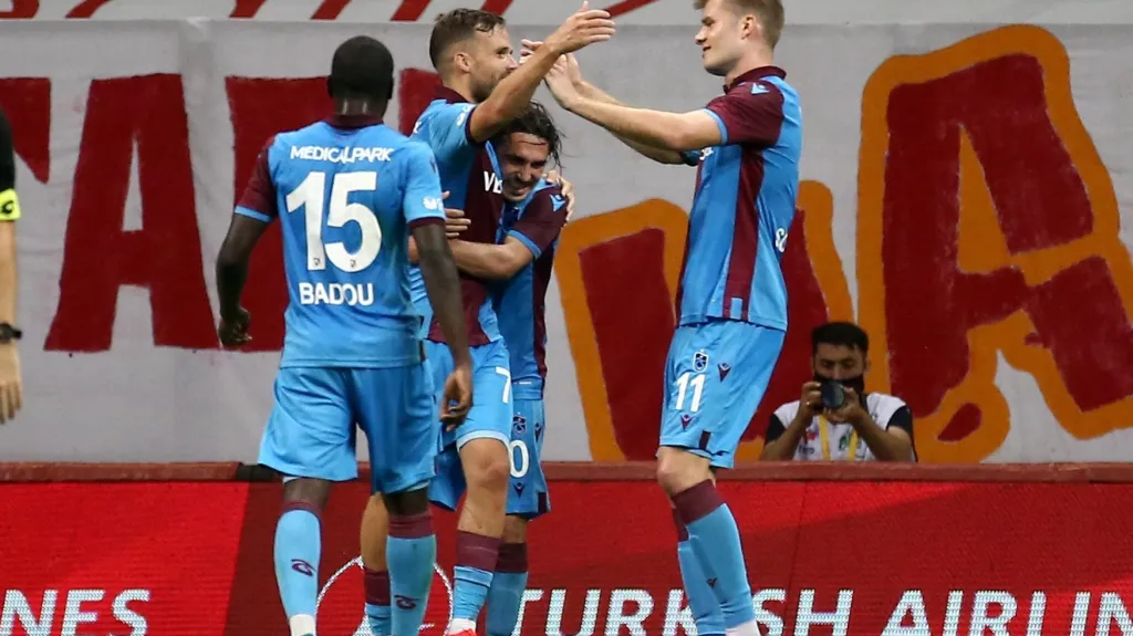 Filip Novák (uprostřed) oslavuje se spoluhráči z Trabzonsporu gól