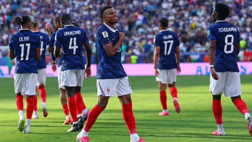 Francouzští fotbalisté s kapitánem Kylianem Mbappém