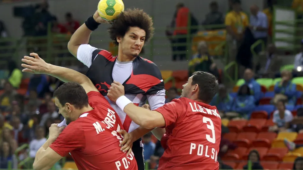 Michal Jurecki a Krzysztof Lijewski z Polska blokují útočícího Egypťana Aliho Aliho Ismaila