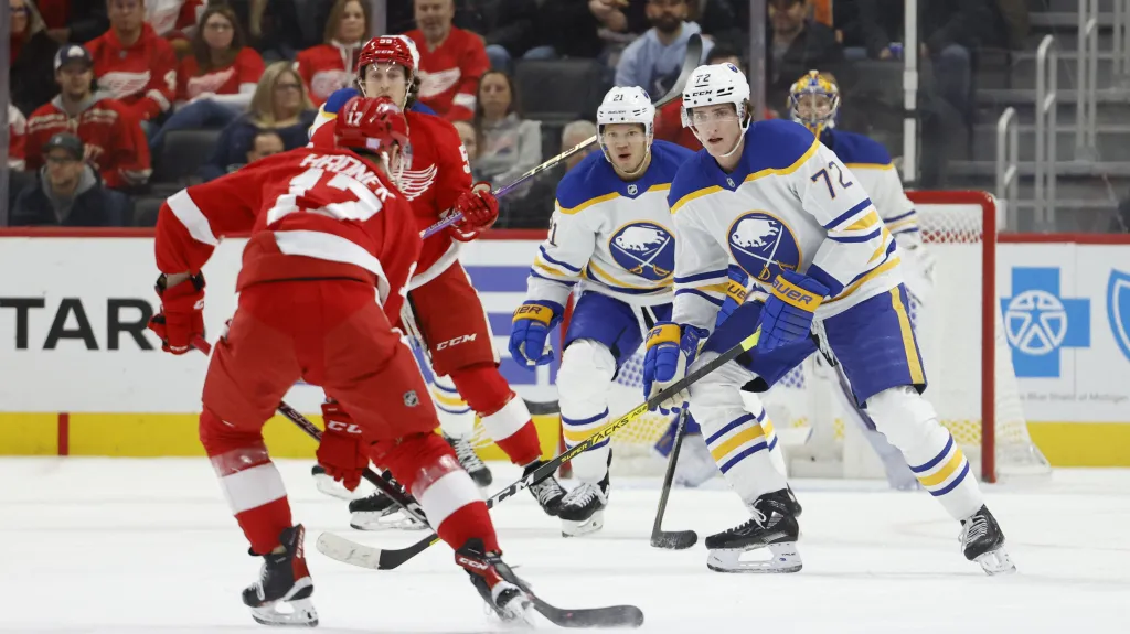 Filip Hronek z Detroitu s pukem v utkání s Buffalem