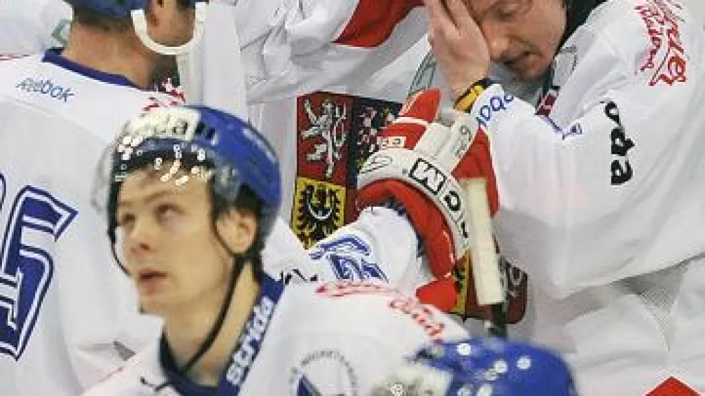 Zklamání českých hokejistů po prohře s Finskem