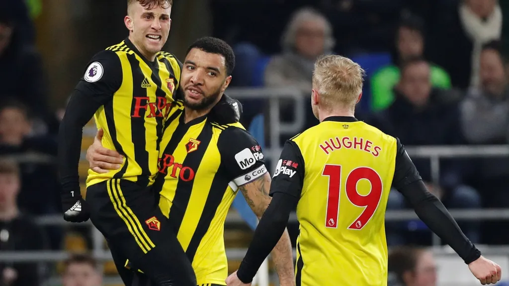 Gerard Deulofeu (vlevo) se raduje se spoluhráči