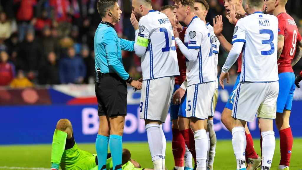 Kosovští fotbalisté diskutují s rozhodčím