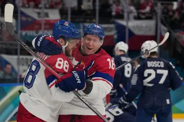 David Pastrňák (vlevo) se raduje s Ondřejem Palátem proti Francii