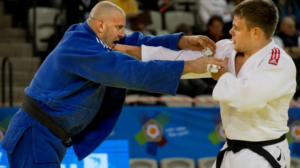 Judista Radek Hecl (vlevo) v souboji s Maximilianem Hagenederem z Rakouska