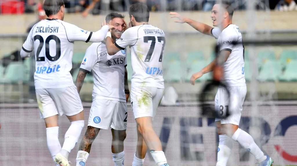 Hráči Neapole oslavující branku