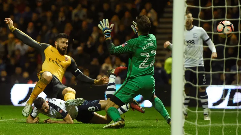 Olivier Giroud překonává brankáře Maxwella v utkání FA Cupu