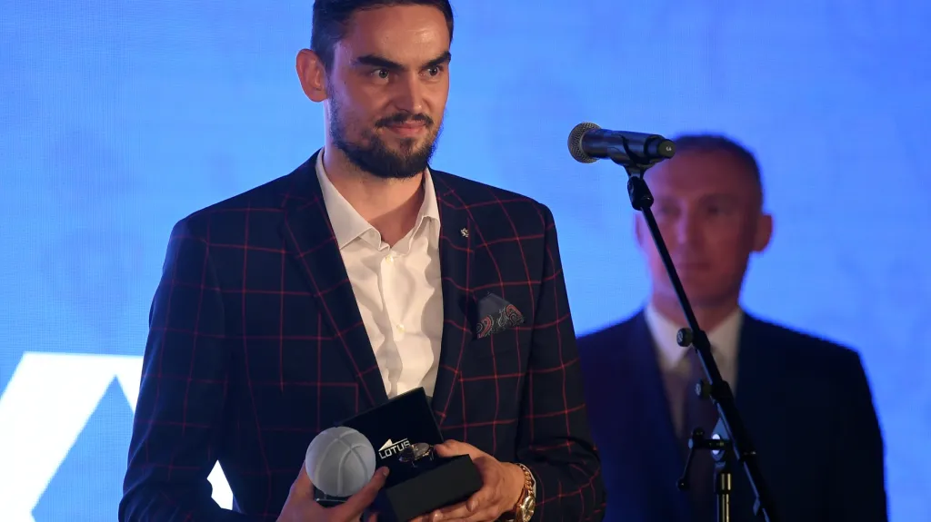 Tomáš Satoranský přebírá ocenění pro nejlepšího basketbalistu roku