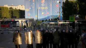 Policisté před fanzónou u Eiffelovy věže