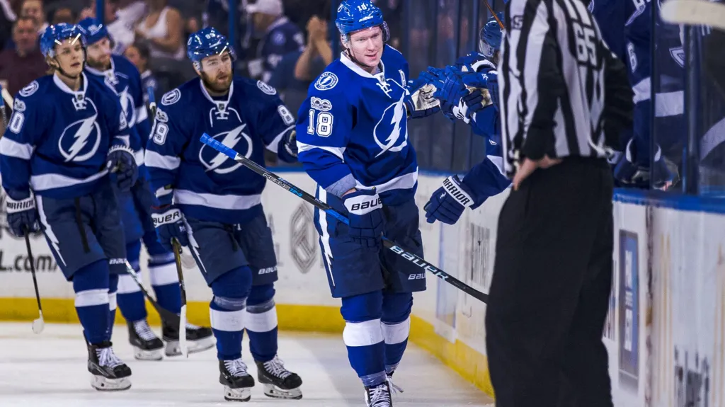 Ondřej Palát se raduje z gólu se spoluhráči z Tampy Bay