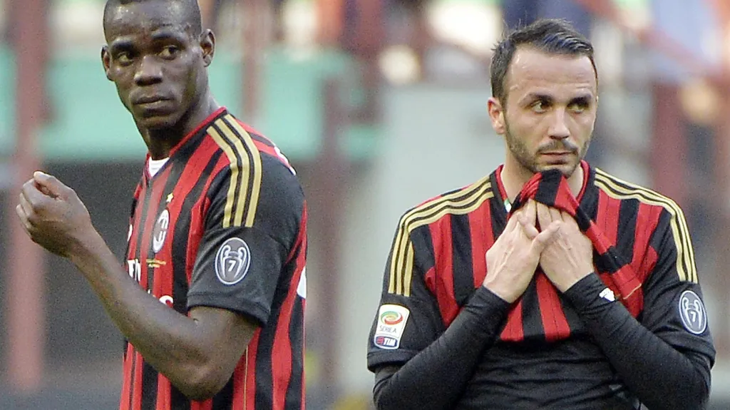 Zklamaní Mario Balotelli a Gianpaolo Pazzini z AC Milán