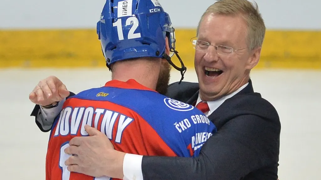 Kari Jalonen v objetí s kapitánem Jiřím Novotným