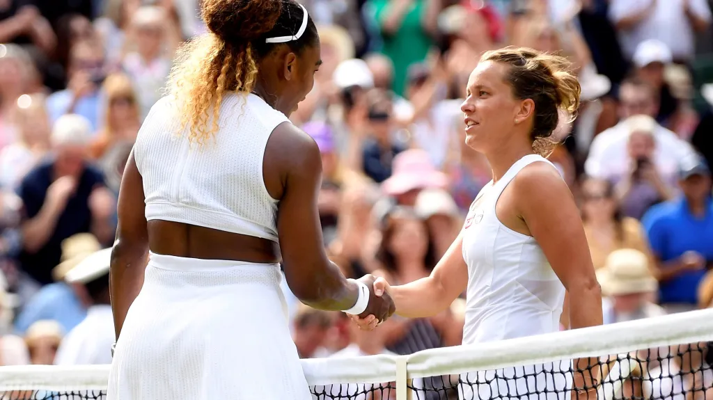 Barbora Strýcová si podává ruku se Serenou Williamsovou