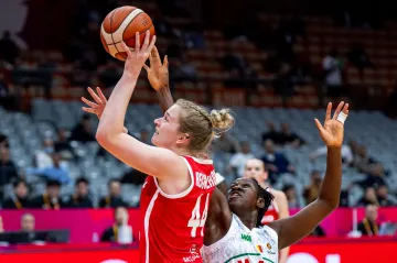 Julia Reisingerová v utkání s Mali