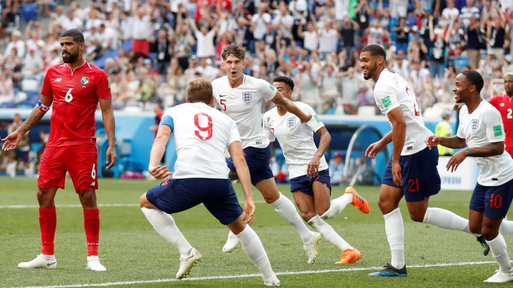 John Stones (s číslem 5) se raduje se spoluhráči z Anglie z gólu v síti Panamy