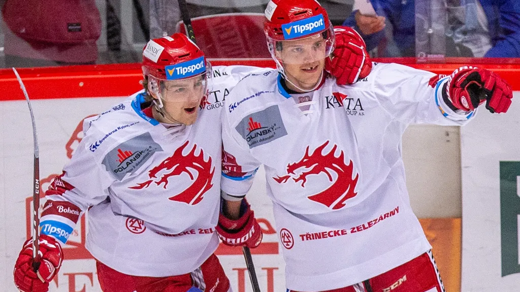 Michal Kovařčík slaví branku s třineckým spoluhráčem Andrejem Nestrašilem