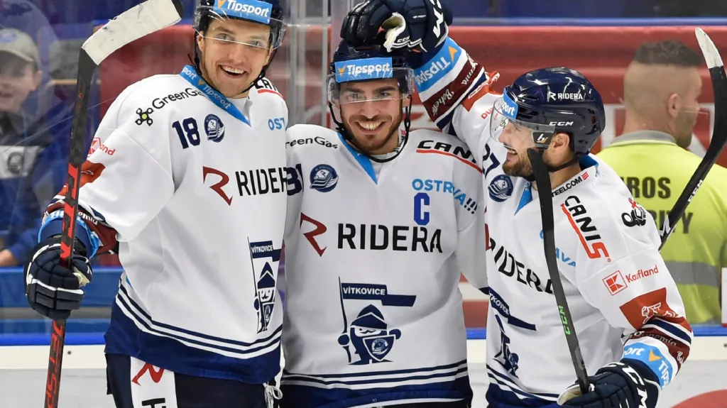 Dominik Lakatoš (uprostřed) se raduje se spoluhráči z Vítkovic