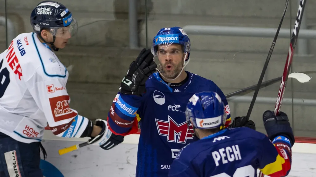 Michal Vondrka se raduje z branky