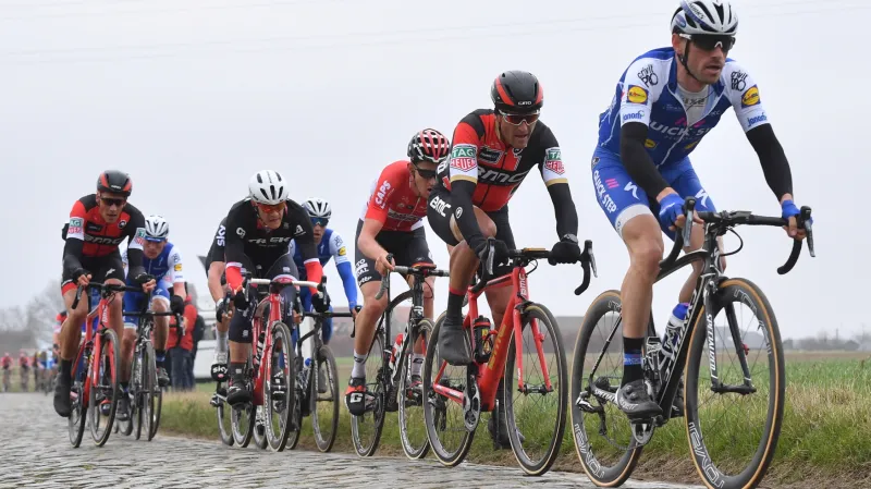 Zdeněk Štybar vede ostatní závodníky