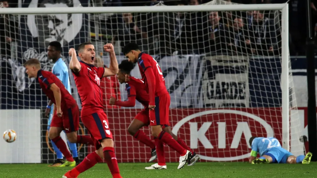 Fotbalisté Bordeaux se radují z gólu v síti Slavie