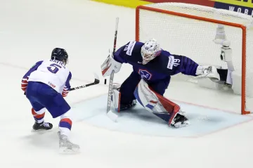 Brit Ben Davies překonává v prodloužení Francouze Floriana Hardyho