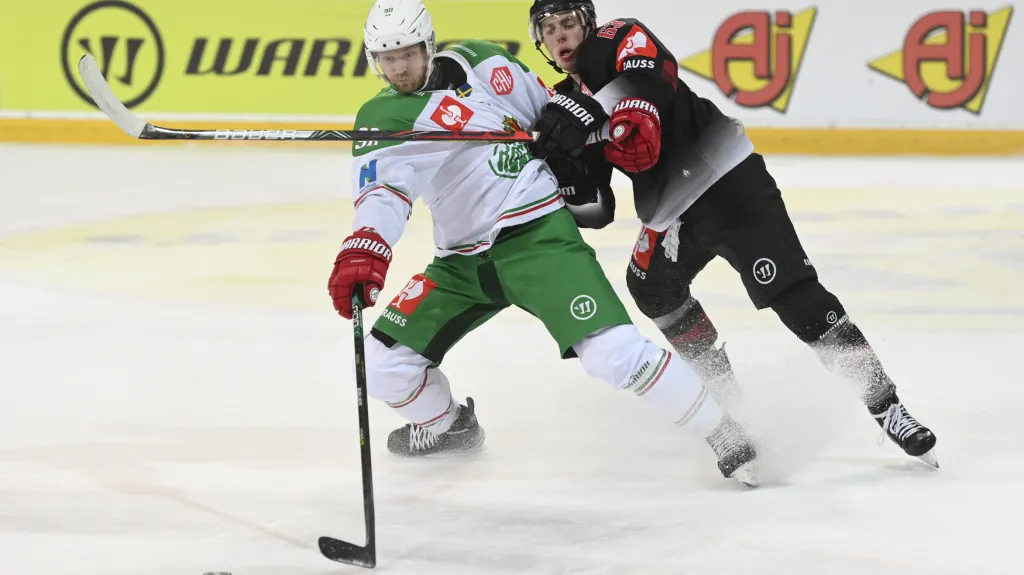 Ted Brithen z Rögle si chrání puk před Martinem Jandusem ze Sparty