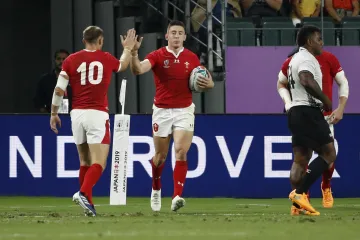 Josh Adams se raduje z pětky