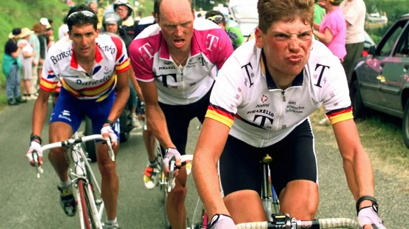 Jan Ullrich táhne Bjärna Riiseho