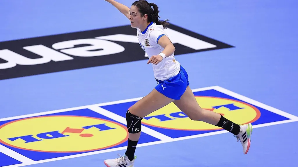 České házenkářky oslavují druhou výhru ve skupině kvalifikace ME