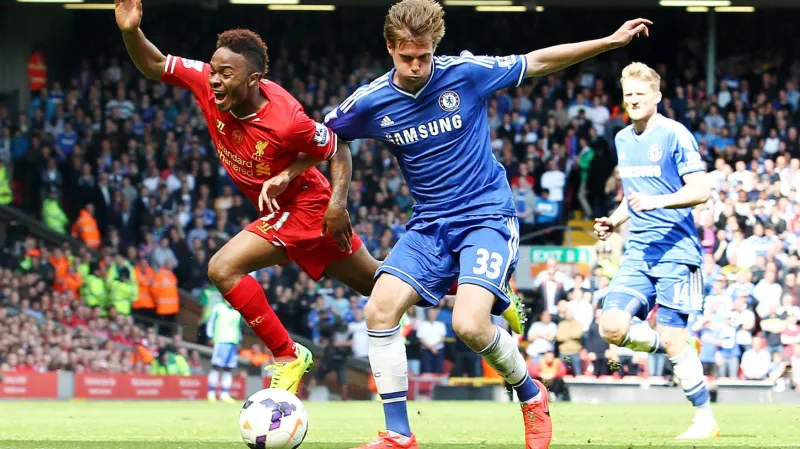 Tomáš Kalas v souboji s Raheemem Sterlingem