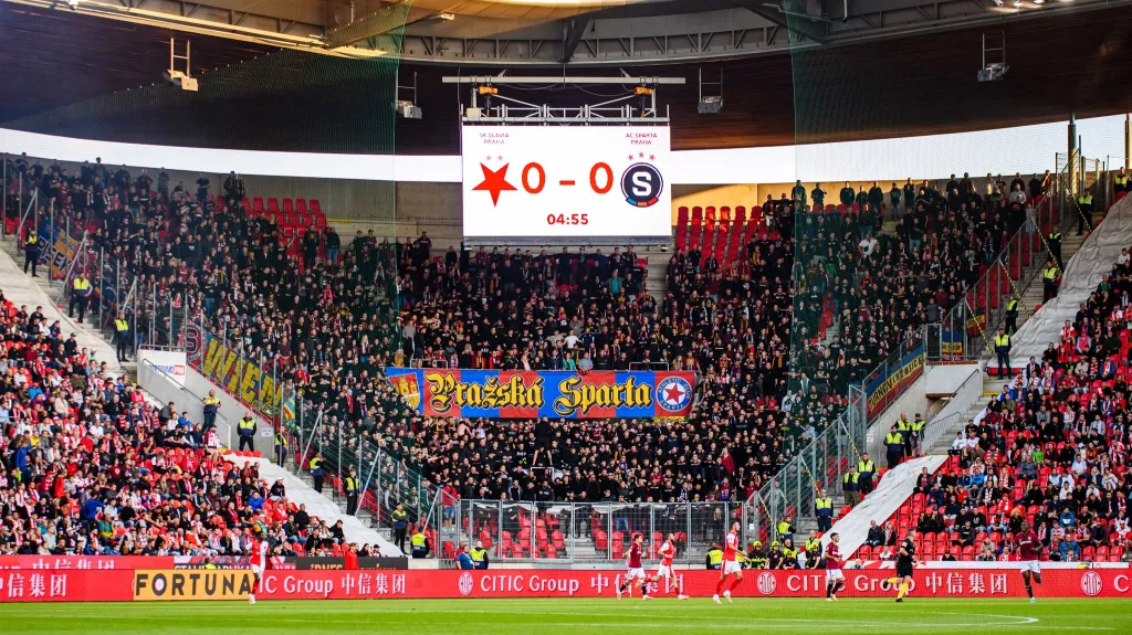 Fanoušci Sparty při derby se Slavií v Edenu