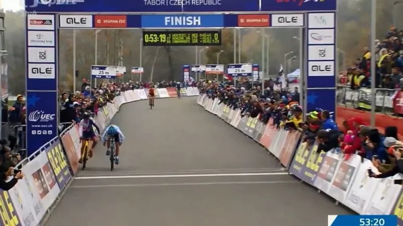 Závěr závodu mužů do 23 let na ME v cyklokrosu