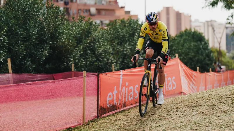 Závěrečný nástup van Aerta a jeho následný pád po překážkách v posledním kole