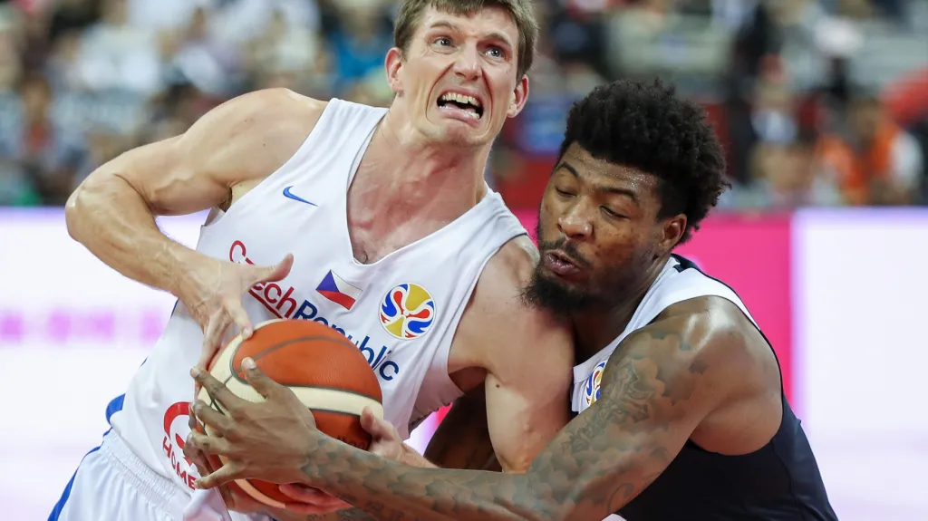 Pavel Pumprla v duelu s USA