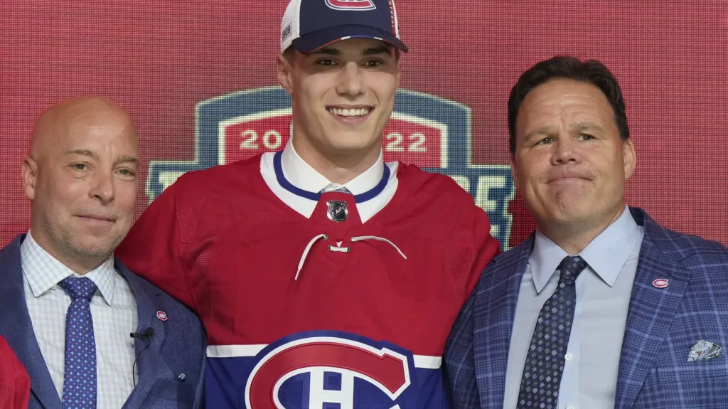 Juraj Slafkovský s funkcionáři Montrealu