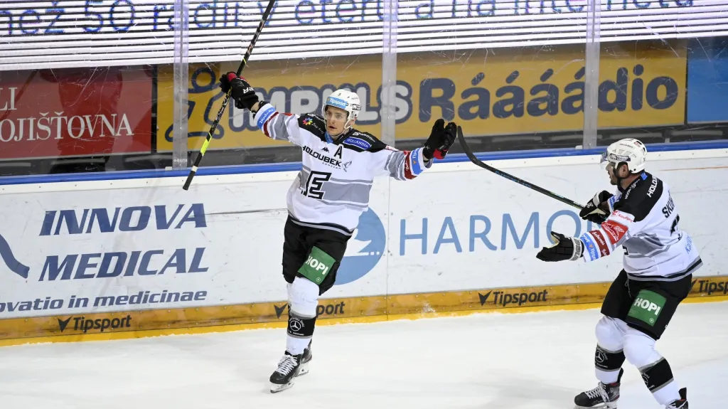 Tomáš Vondráček (vlevo) a Václav Skuhravý se radují z gólu
