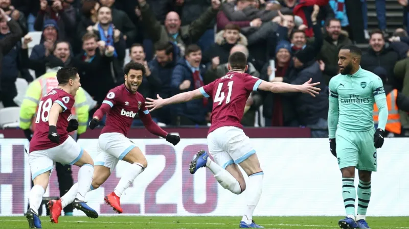 Fotbalisté West Hamu se radují v utkání proti Arsenalu